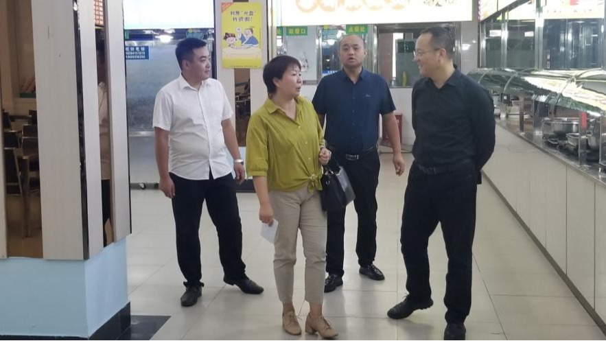 学校爱卫会开展校园环境卫生和控烟检查