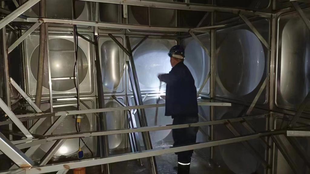 能源服务中心对校内二次供水设施清洗消毒，保障师生用水安全