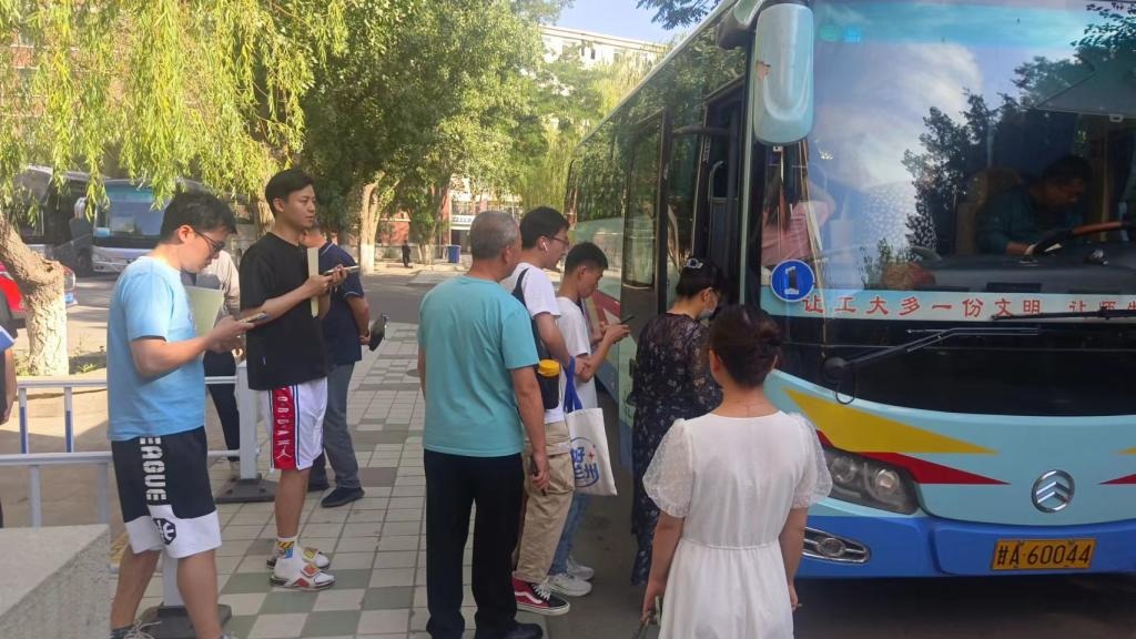 立足岗位不停歇，不畏酷暑勇担当 ——暑期能源服务中心工作纪实